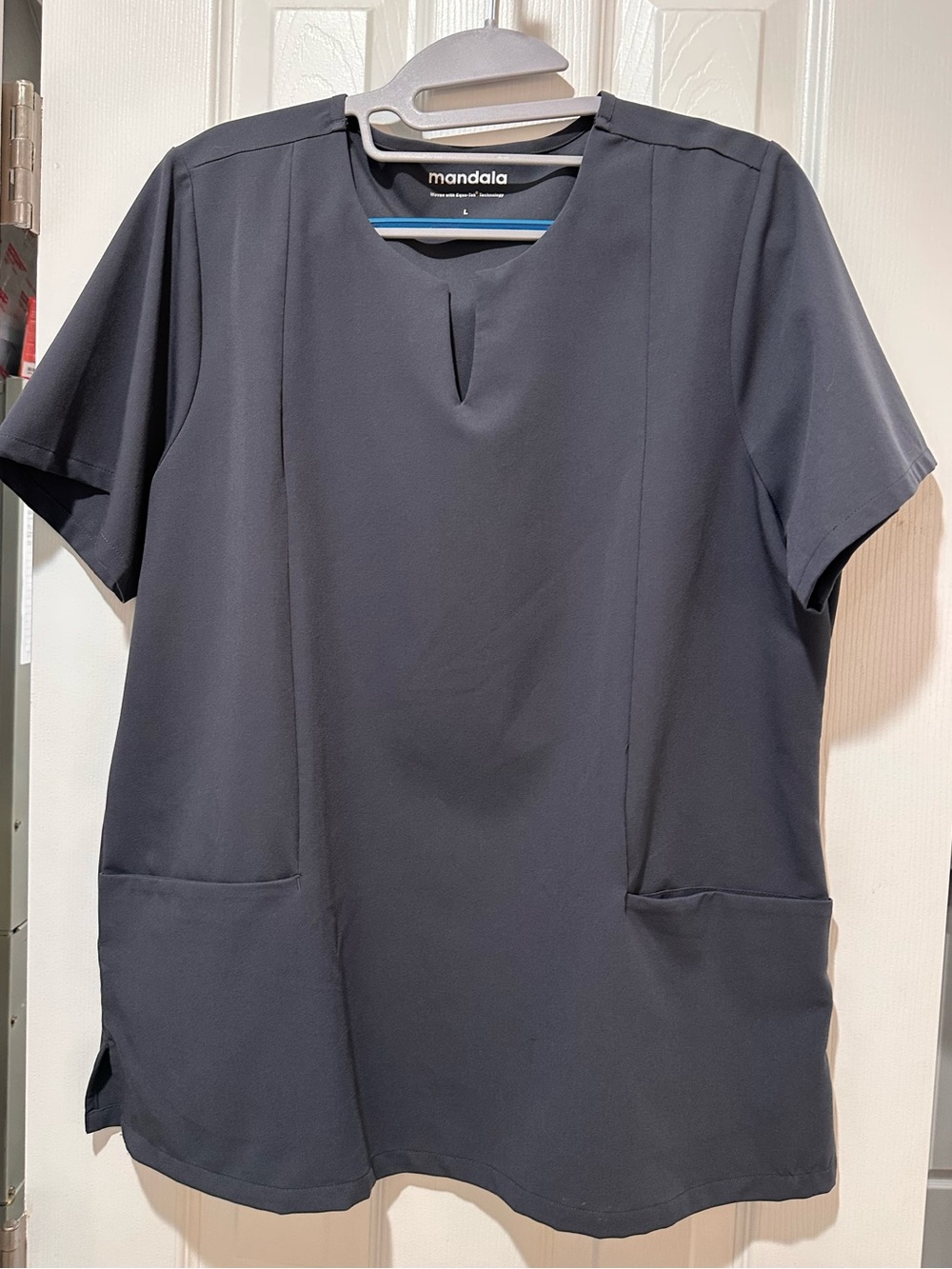 Mandala 5 Pocket Notch Neck Scrub Top • Pewter • Size Large